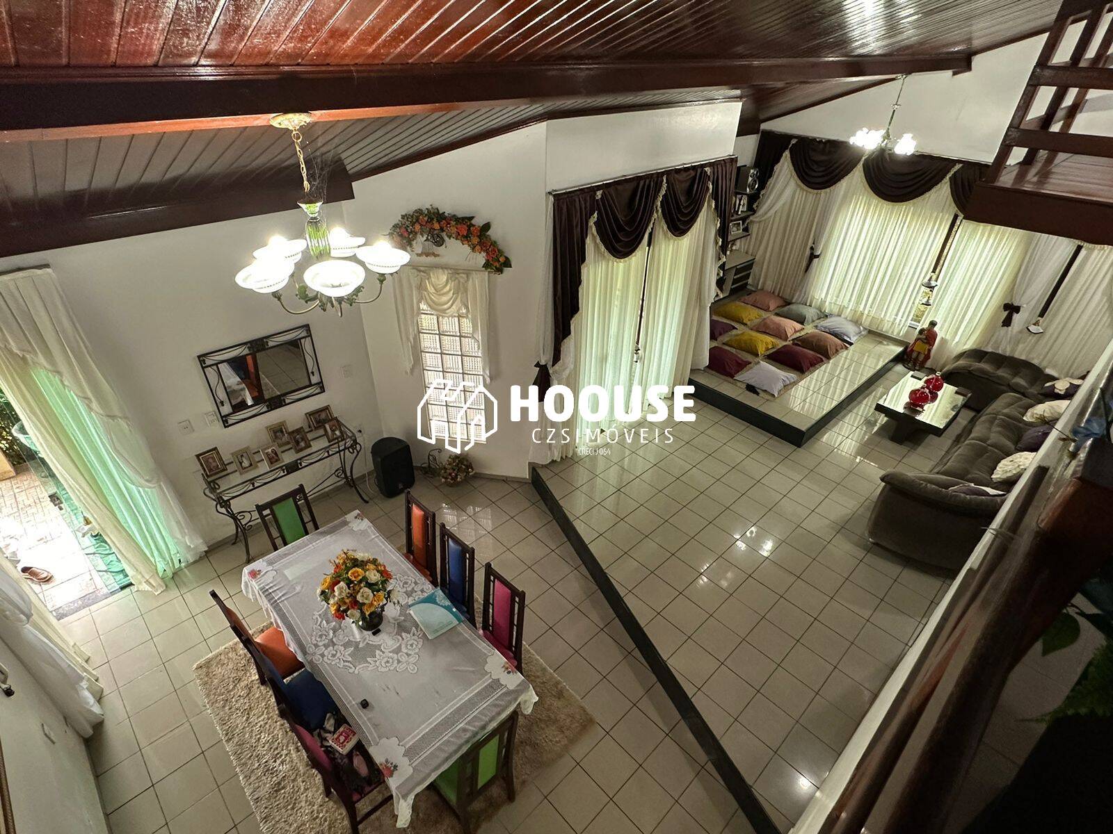 Casa à venda com 5 quartos, 234m² - Foto 1